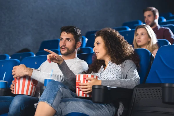 Coppia Con Popcorn Guardando Film Insieme Cinema — Foto Stock