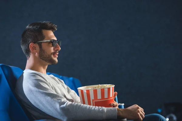 Zijaanzicht Van Jongeman Bril Met Popcorn Kijken Naar Film Bioscoop — Stockfoto
