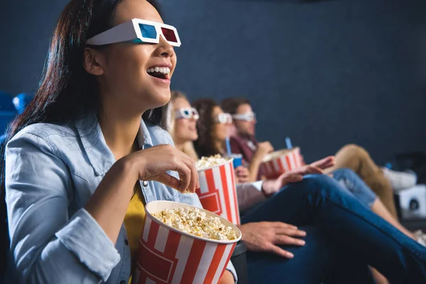 Feliz Asiático Mujer Gafas Con Palomitas Maíz Viendo Película Cine — Foto de Stock