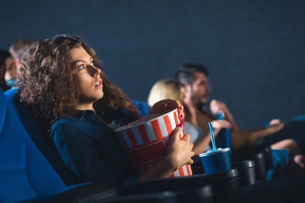 Vista Lateral Mulher Assustada Com Pipocas Assistindo Filme Cinema — Fotografia de Stock