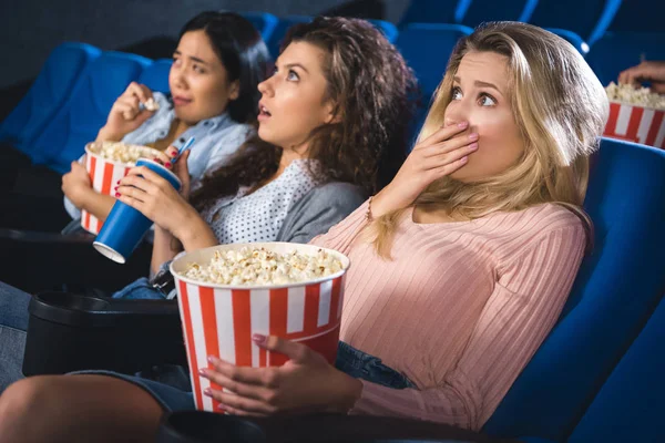 Przestraszony Wielorasowe Kobiet Oglądania Filmu Popcorn Razem Kinie — Zdjęcie stockowe