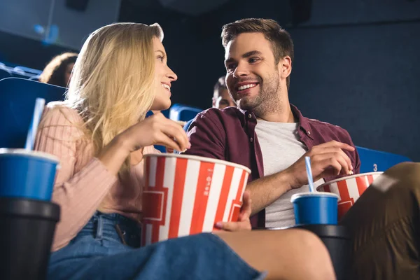 Fröhliches Paar Mit Popcorn Und Limo Drink Beim Gemeinsamen Filmgucken — Stockfoto