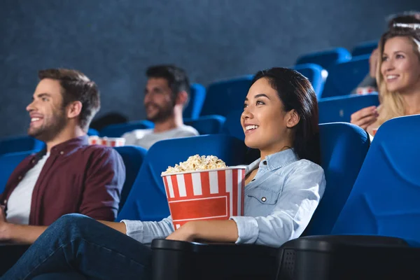 Sorrindo Asiático Mulher Com Pipoca Assistindo Filme Cinema Sozinho — Fotografia de Stock