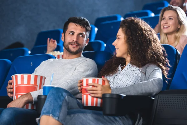 夫妇一起爆米花和苏打饮料一起看电影在电影院 — 免费的图库照片