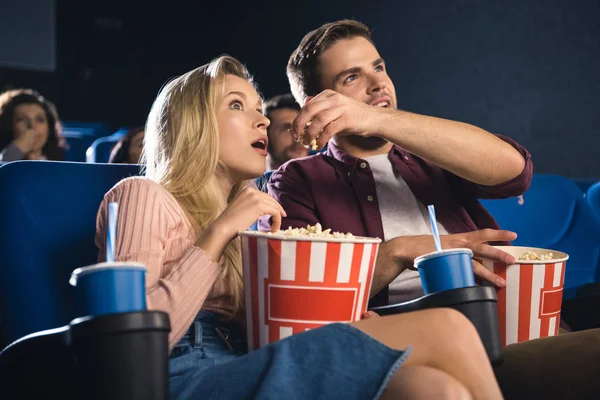 Emocjonalne Para Popcornu Razem Oglądania Filmu Kinie — Zdjęcie stockowe