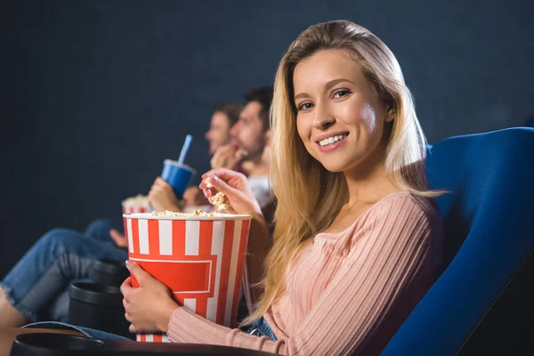 Focalizzazione Selettiva Donna Sorridente Con Popcorn Nel Cinema — Foto Stock