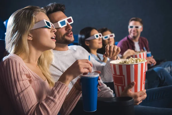 多民族朋友在3D 眼镜与爆米花一起看电影在电影院 — 图库照片