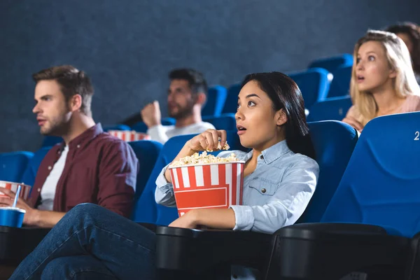 Schockierte Asiatin Mit Popcorn Allein Kino — Stockfoto