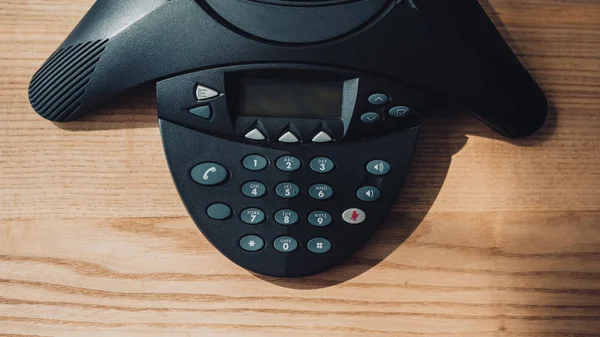 Bovenaanzicht Van Speakerphone Houten Tafel Kantoor — Stockfoto