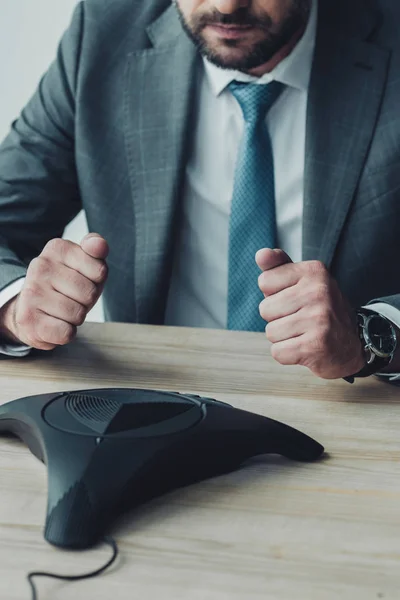 Tiro Cortado Empresário Falhou Sentado Frente Telefone Conferência Fazendo Punhos — Fotografia de Stock Grátis