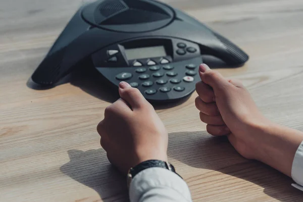 Tiro Cortado Empresária Sentado Frente Telefone Conferência Mesa Fazendo Punhos — Fotos gratuitas