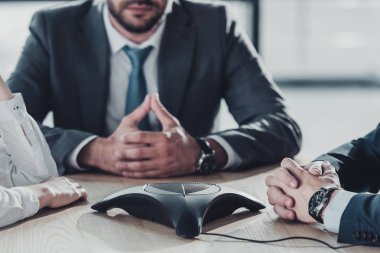 atış emin iş adamları konferans telefon kullanarak kırpılmış