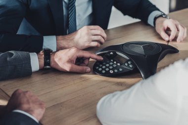 atış konferans telefon kullanarak iş adamları kırpılmış
