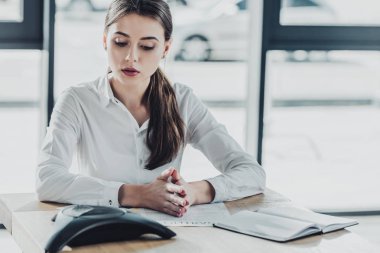 office konferans telefonla konuşurken kendine güvenen genç işkadını