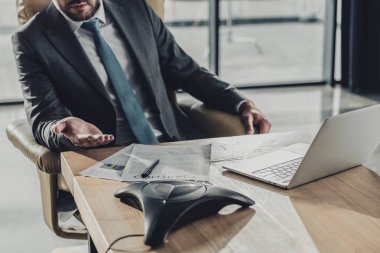 atış işadamı dizüstü bilgisayar ve sözleşme ofisi hoparlörü kullanarak kırpılmış