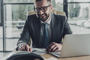 modern ofisi Hoparlörü kullanma yakışıklı gülümseyen iş adamı