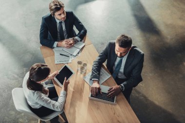 iş adamları birlikte modern ofiste çalışan yüksek açılı görünüş