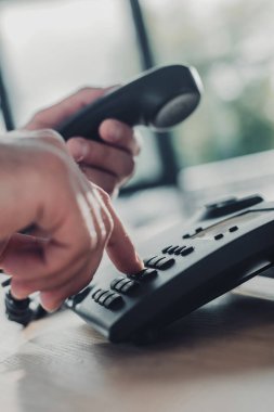 Kırpılan atış adamın telefon arama yapma