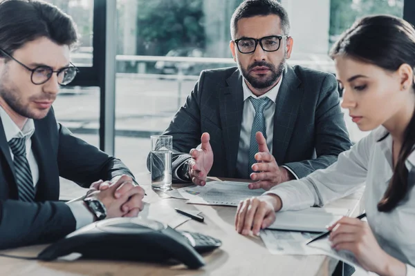 Confident Business People Having Conversation Using Speakerphone Modern Office — Stock Photo, Image