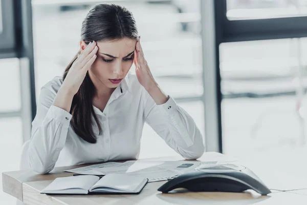 Confusa Giovane Donna Affari Che Scartoffie Ufficio — Foto Stock