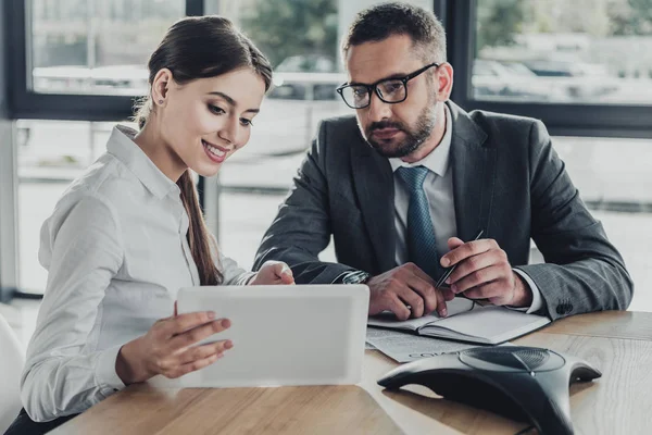 Hombre Negocios Hermosa Joven Empresaria Utilizando Tableta Juntos Oficina Moderna — Foto de Stock