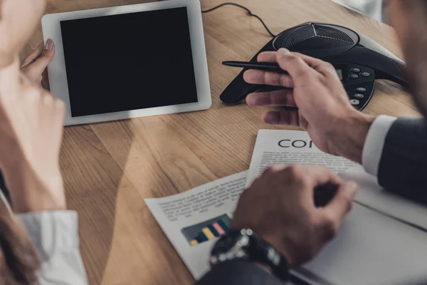 Tiro Cortado Empresário Empresária Olhando Para Tablet Com Tela Branco — Fotografia de Stock