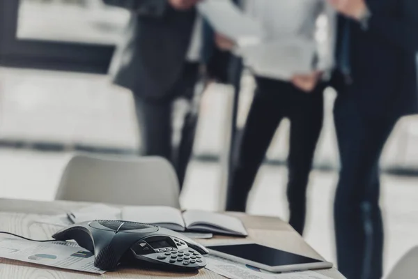 Közeli Felvétel Speakerphone Val Homályos Üzletemberek Modern Irodai Háttér — Stock Fotó