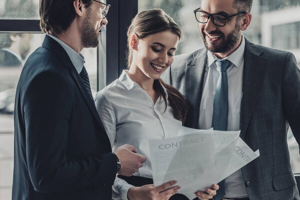 Jóvenes Empresarios Felices Discutiendo Documentos Juntos Oficina — Foto de Stock