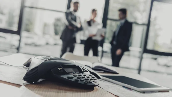 Close Shot Conference Phone Blurred Business People Background Modern Office — Stock Photo, Image