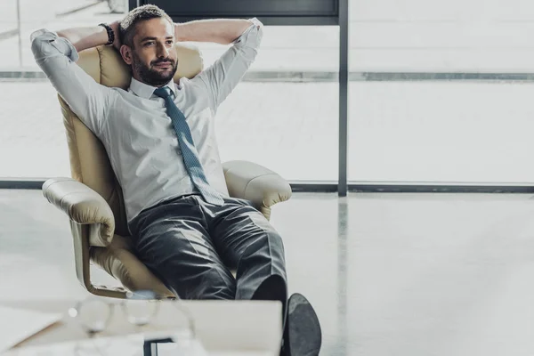 Hombre Negocios Guapo Relajándose Sillón Lujo Oficina Moderna — Foto de Stock