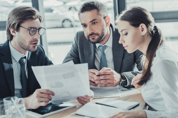 деловые люди делают бумажную работу вместе в современном офисе
