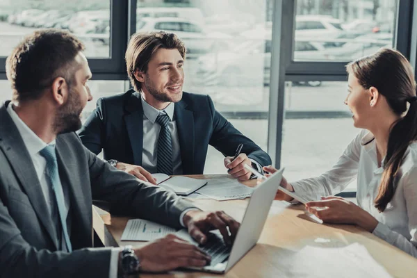 Sonriendo Gente Negocios Exitosa Trabajando Juntos Oficina Moderna — Foto de Stock