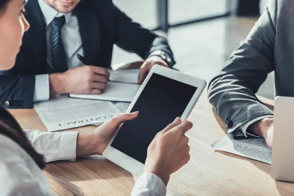 Tiro Recortado Empresária Segurando Tablet Com Tela Branco Durante Reunião — Fotografia de Stock