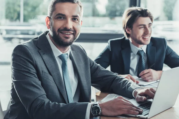 Gente Negocios Guapos Trabajando Juntos Oficina Moderna — Foto de Stock