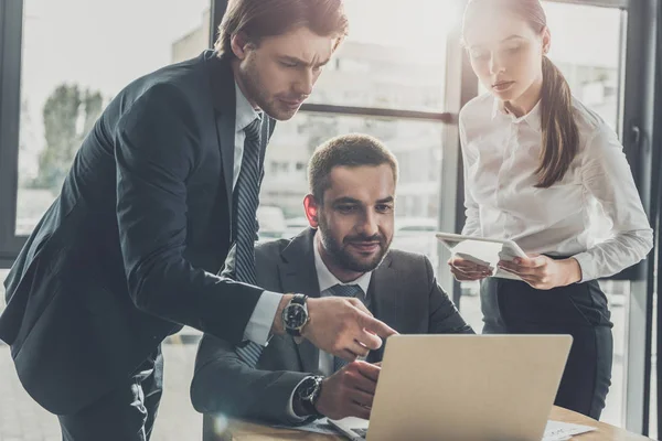 Gente Negocios Éxito Apuntando Pantalla Utilizando Ordenador Portátil Juntos Oficina —  Fotos de Stock