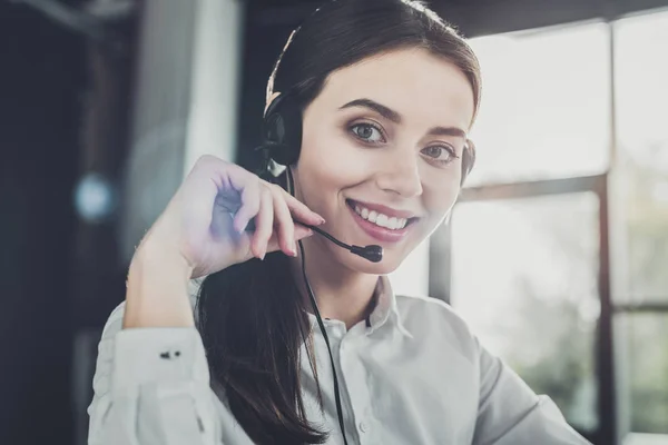 Prachtige Vrouwelijke Call Center Werknemer Met Hoofdtelefoons Kijken Camera — Stockfoto