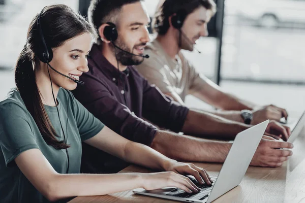 Equipe Feliz Gerentes Call Center Trabalhando Juntos Enquanto Sentados Fila — Fotografia de Stock