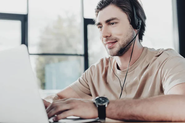 Sonriente Joven Trabajador Línea Directa Apoyo Con Portátil Auriculares Lugar — Foto de Stock