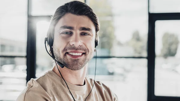 Primer Plano Retrato Sonriente Joven Trabajador Línea Directa Apoyo Con — Foto de Stock