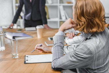 ofiste toplantısı iş adamları görüntü kırpılmış