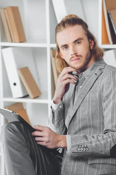 Portrait Pensive Businessman Holding Clipboard Looking Camera — Stock Photo, Image