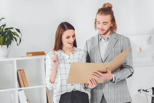 Mujer Negocios Mostrando Gesto Idea Mirar Los Documentos Carpeta — Foto de Stock