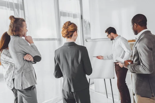 Jonge Multiculturele Ondernemers Bij Projectpresentatie Office — Stockfoto