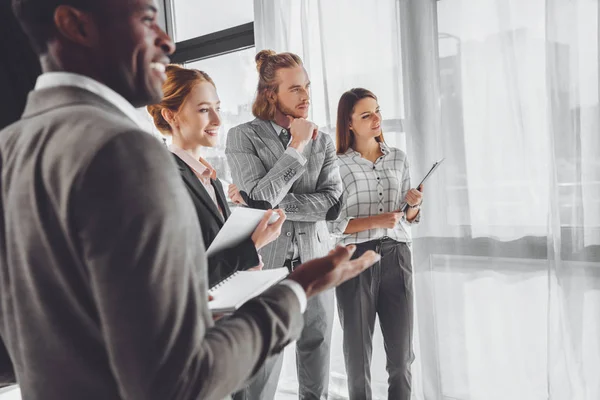 Sonrientes Empresarios Multiculturales Mirando Hacia Otro Lado — Foto de Stock