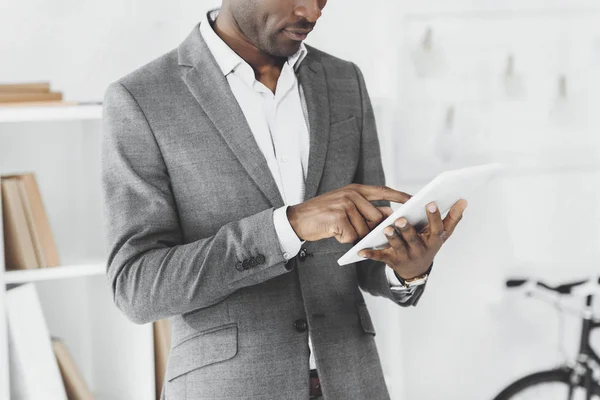 Imagen Recortada Hombre Afroamericano Usando Tableta — Foto de Stock