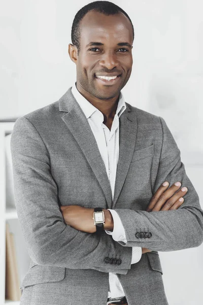 Afro Amerikaanse Man Glimlachen Met Gekruiste Armen Kijken Camera — Gratis stockfoto