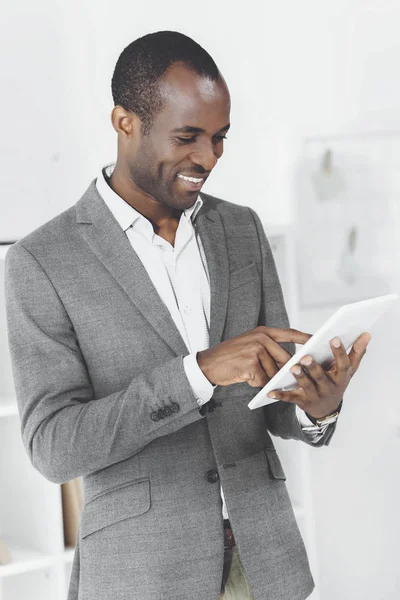 Smiling African American Man Using Tablet — Stock Photo, Image
