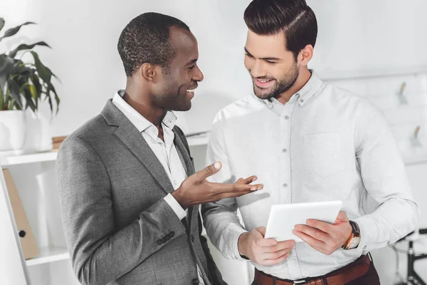 Lächelnde Afrikanisch Amerikanische Und Kaukasische Geschäftsleute Die Über Büro Und — Stockfoto