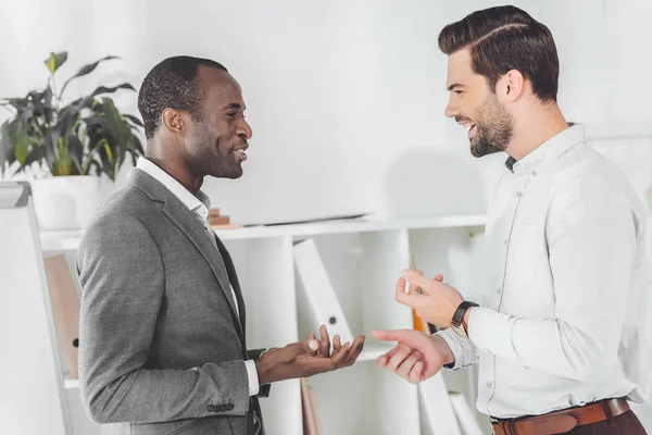 アフリカ系アメリカ人と白人ビジネスマンのオフィスで話を笑ってください — ストック写真