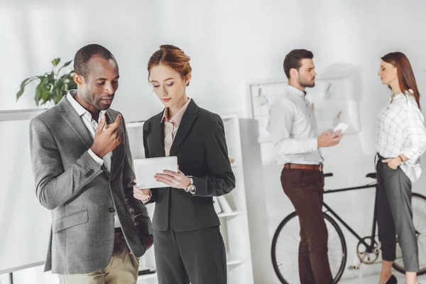 Empresarios Multiculturales Discutiendo Algo Oficina — Foto de stock gratuita